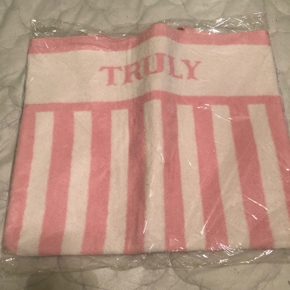 Brand new Truly beach bag